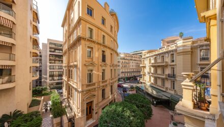 Facciate residenziali del Principato di Monaco sopra il Port Hercule, mercato immobiliare monegasco nel 2026