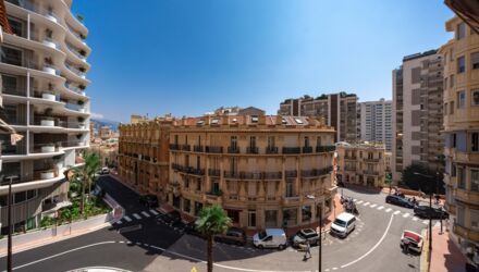 Vecchio edificio ai piedi delle torri recenti del Principato di Monaco, simbolo di una strategia d'investimento immobiliare fondata sulla ricostruzione