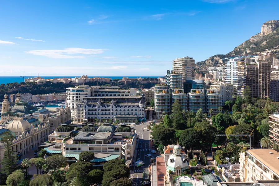 Blick auf den Stadtteil Monte-Carlo in Monaco, mit dem Casino-Platz und dem Hôtel de Paris