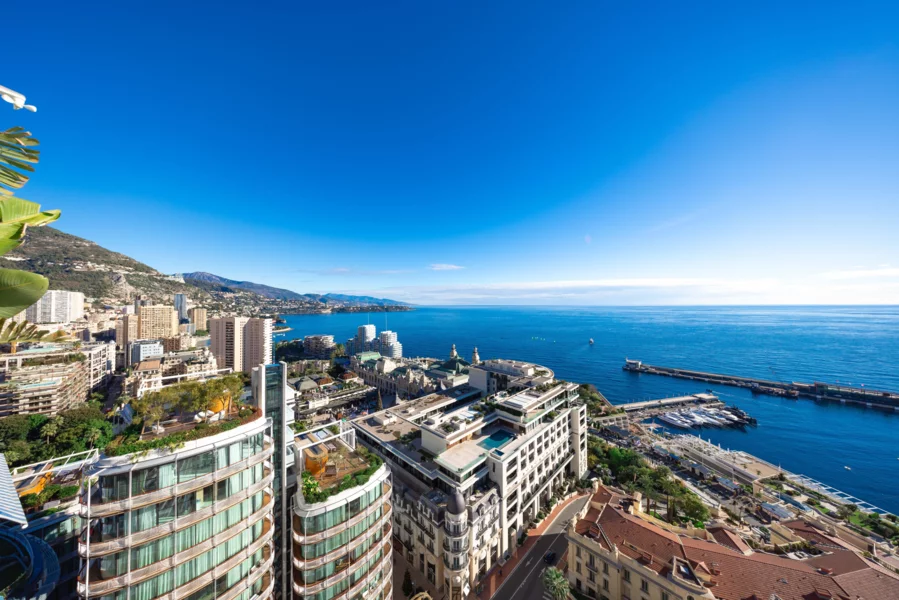 Façades d'immeubles résidentiels à Monaco où les appartements se vendent en lots et non au mètre carré