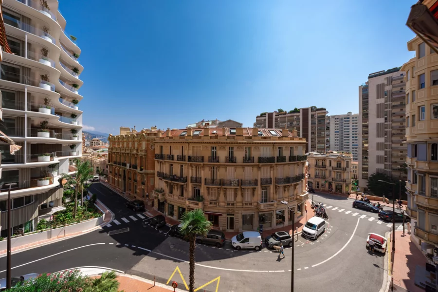 Vecchio edificio ai piedi delle torri recenti del Principato di Monaco, simbolo di una strategia d'investimento immobiliare fondata sulla ricostruzione